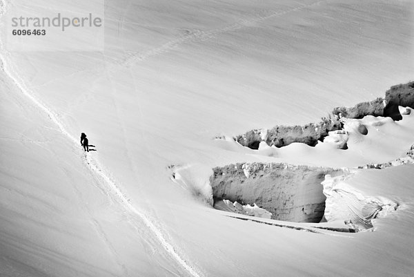 Bergsteiger  Berggipfel  Gipfel  Spitze  Spitzen  2  groß  großes  großer  große  großen  Reise  1000  unterhalb  Gletscherspalte