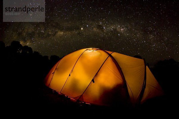 sternförmig  Nacht  Himmel  über  fließen  Zelt  beleuchtet  Milch  Weltraumforschung  Weg