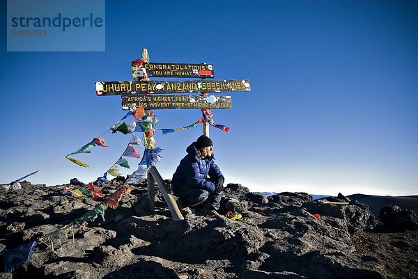 Mann  Berggipfel  Gipfel  Spitze  Spitzen  Spiegelung  jung  Tansania