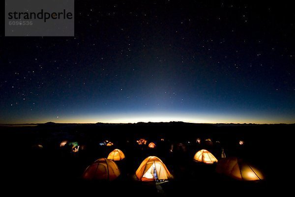 sternförmig  Nacht  Himmel  füllen  füllt  füllend  Zelt  beleuchtet
