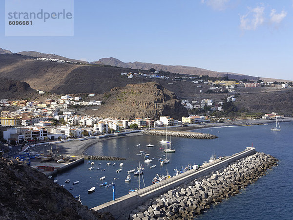 Spanien  La Gomera  Blick auf Playa de Santiago mit Hafen