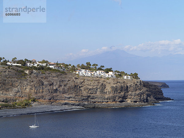 Spanien  La Gomera  Blick auf das Hotel Jardin Tecina auf der Klippe