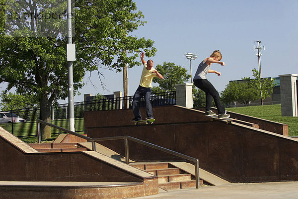 Geländer  Skateboarder  2  schleifen  schleifend  schleift