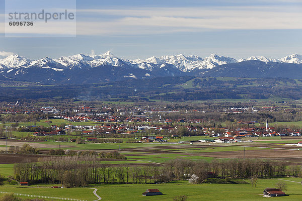 Deutschland  Bayern  Blick auf Stadt und Alpen