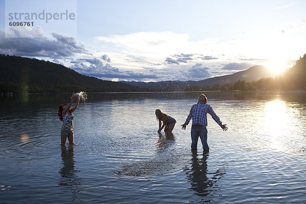 Wasser  lächeln  Sonnenuntergang  planschen  jung  3  Idaho