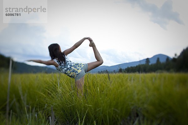 Frau  üben  Feld  jung  Yoga  Wiese