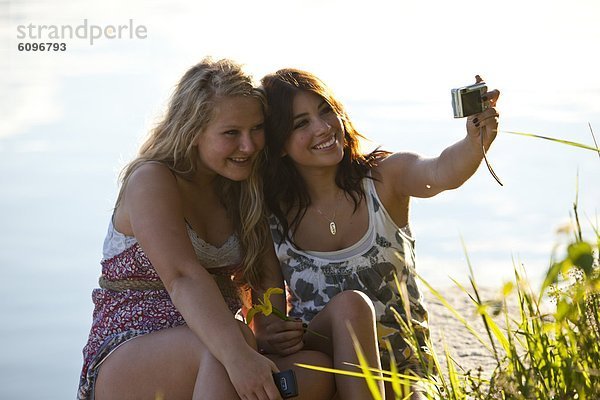 Frau  Tag  Fotografie  nehmen  lächeln  See  2  Sonnenlicht  jung