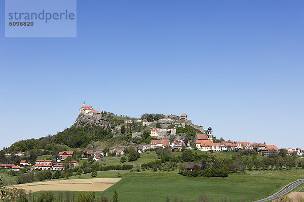 Österreich  Steiermark  Blick auf Schloss Riegersburg mit Dorf