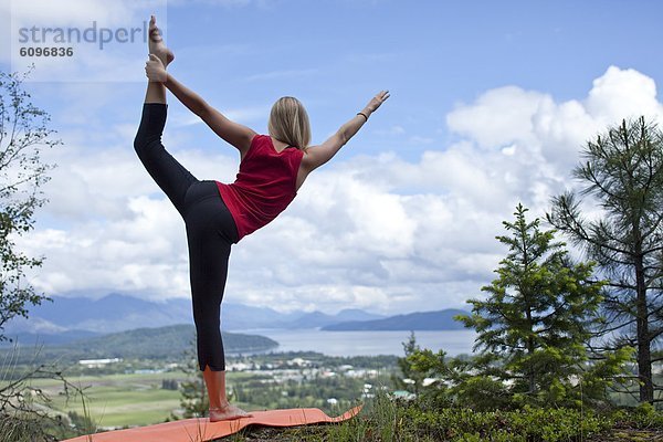 Frau  See  Natur  Ignoranz  jung  Yoga  groß  großes  großer  große  großen  Reh  Capreolus capreolus