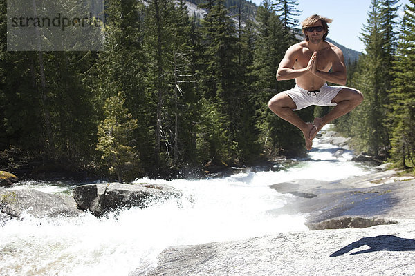 Mann  über  Meditation  Fluss  jung  springen  Pose