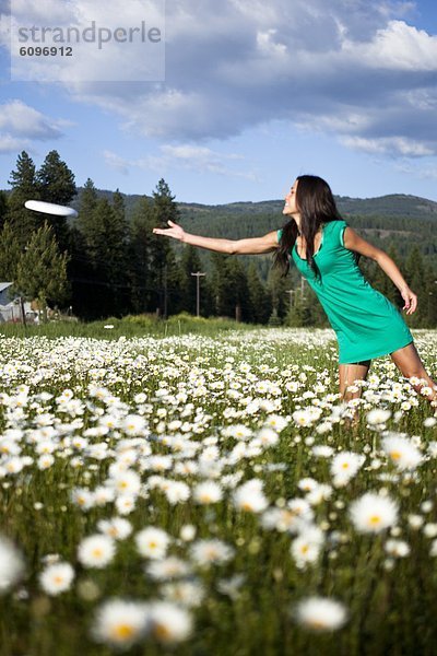 Frau  Schönheit  Blume  lächeln  Feld  ungestüm  jung  Frisbee