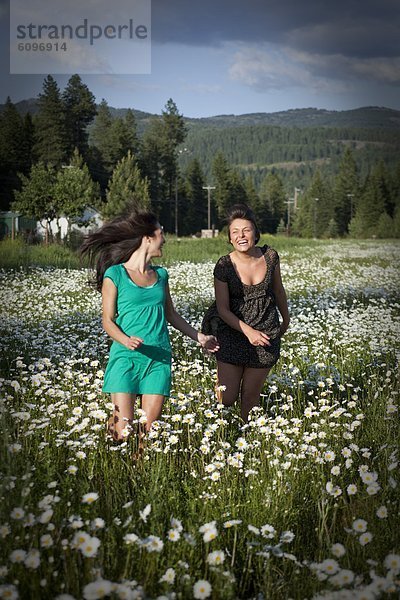 Frau  Blume  rennen  Feld  ungestüm  2  jung  lachen  Idaho