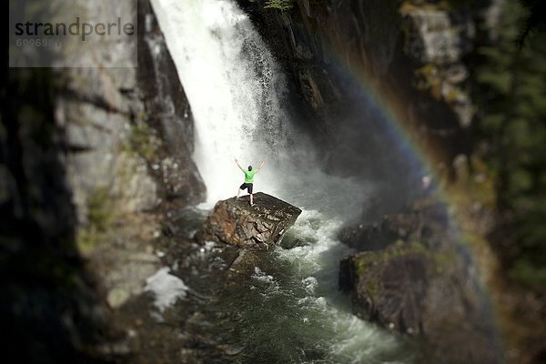 Mann  offen  Wasserfall  jung  Regenbogen