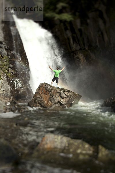 stehend  Mann  halten  offen  Wasserfall  jung