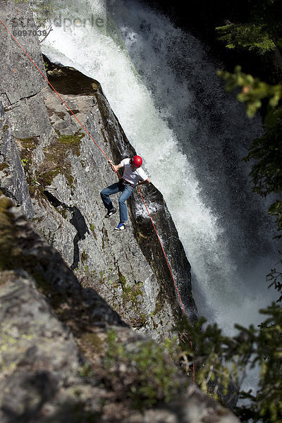 Mann  Steilküste  Wasserfall  jung  Idaho
