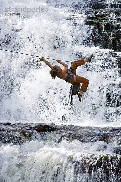 benutzen  Frau  Seil  Tau  Wasserfall  Kreuzform  Kreuz  Kreuze  überfahren