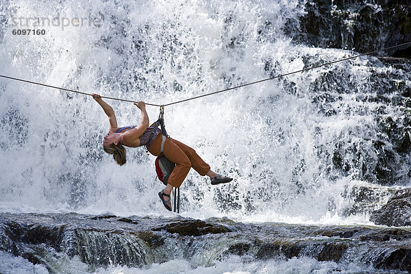 benutzen  Frau  Seil  Tau  Wasserfall  Kreuzform  Kreuz  Kreuze  überfahren