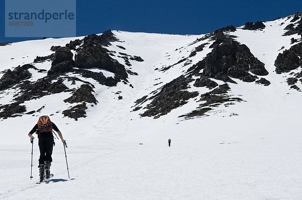 hoch  oben  Mann  Berggipfel  Gipfel  Spitze  Spitzen  Tagesausflug  See  Ski  jung  Kalifornien  Juni  Jahreszeit