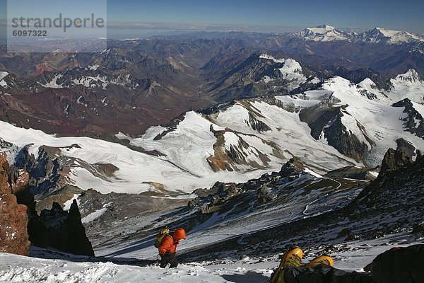 Bergsteiger  Teamwork  Berggipfel  Gipfel  Spitze  Spitzen  Tag  Erschöpfung  warten  Mitglied