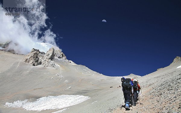 Bergsteigen  hoch  oben  Teamwork  Führung  Anleitung führen  führt  führend  tragen  Produktion  camping  Argentinien