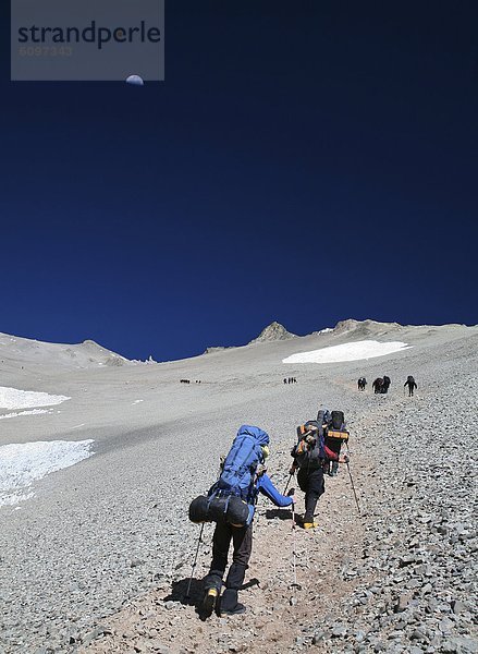 Bergsteigen  hoch  oben  Teamwork  Führung  Anleitung führen  führt  führend  tragen  Produktion  camping  Argentinien