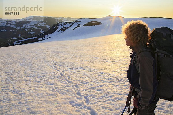 überqueren  sehen  Mütze  Sonnenaufgang  Rucksackurlaub  Eis  Island