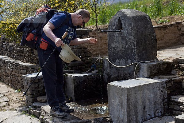 Wasser  Springbrunnen  Brunnen  Fontäne  Fontänen  nass  Ende  Dorf  Bergwanderer  Zierbrunnen  Brunnen
