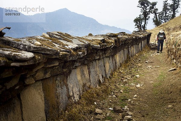 nebeneinander  neben  Seite an Seite  Berg  Wand  gehen  Einsamkeit  Bergwanderer  kanadisch  Nepal  Gebet