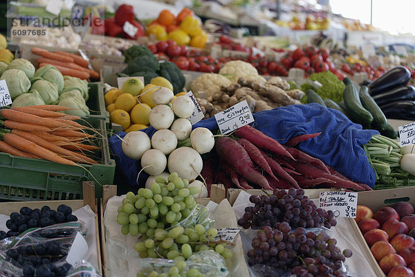 Deutschland  Bayern  München  Obst- und Gemüsesorten am Marktstand