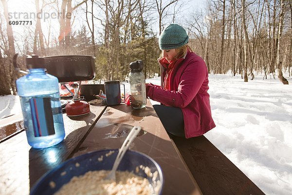 nahe  Frau  camping  Bundesstraße  essen  essend  isst  Frühstück  New Hampshire