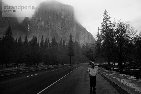 Frau  gehen  Yosemite Nationalpark  Kalifornien