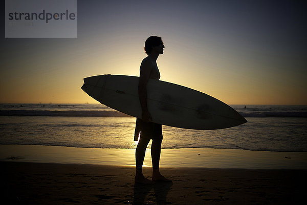 Strand  Sonnenuntergang  Silhouette  halten  Surfboard  Wellenreiten  surfen