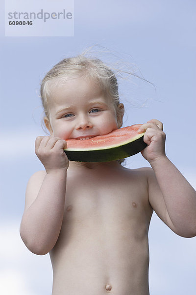 Mädchen essen ein Stück Wassermelone