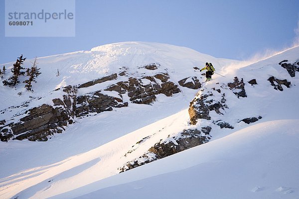 Mann  Morgen  Beleuchtung  Licht  Steilküste  früh  springen  Utah