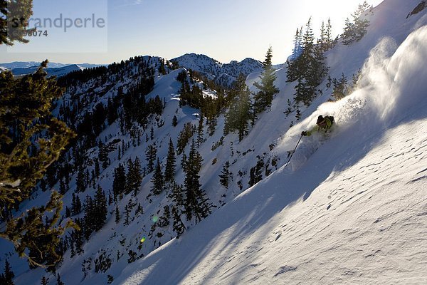 Mann  Morgen  Beleuchtung  Licht  früh  Skisport  Gesichtspuder  Utah