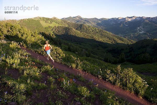 Frau  folgen  rennen  Kopfbedeckung  Big Cottonwood Canyon  Utah