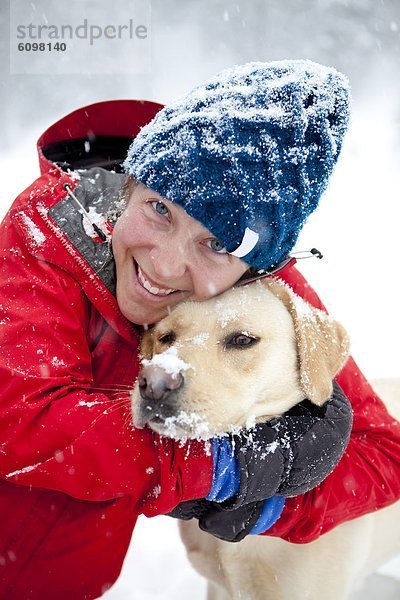 Frau  Winter  Tag  geben  Liebe  umarmen  Schnee  Hund