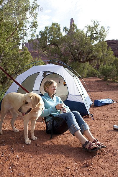 Außenaufnahme  Frau  Fröhlichkeit  Morgen  Hund  camping  Moab  Utah