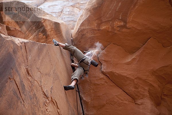 Felsbrocken  Außenaufnahme  Mann  klettern  Moab  Utah
