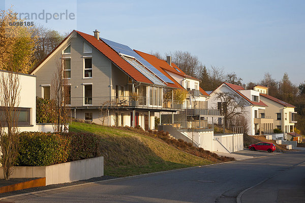 Deutschland  Baden Württemberg  Remshalden  Modernes Wohnen mit Sonnenkollektoren