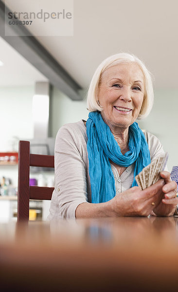 Seniorin beim Kartenspielen