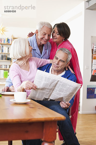 Seniorinnen und Senioren beim Zeitungslesen