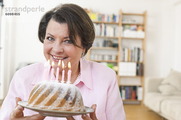 Seniorin mit Geburtstagskuchen