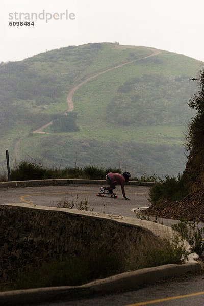 Berg fahren Skateboarder steil