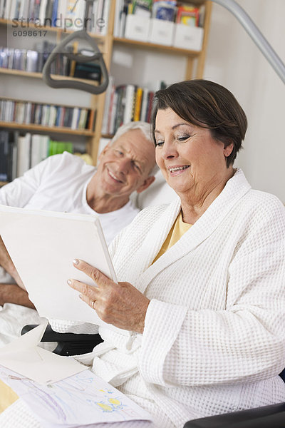 Senior Mann und Frau beim Lesen von Papier