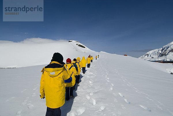 gehen Tourist vorwärts Antarktis Hang Schnee