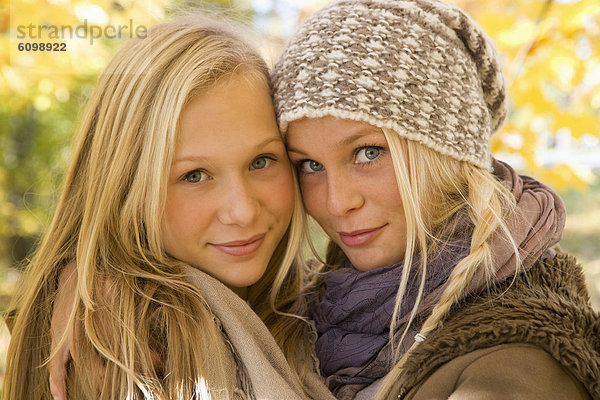 Österreich  Nahaufnahme von lächelnden Schwestern im Herbst  Portrait
