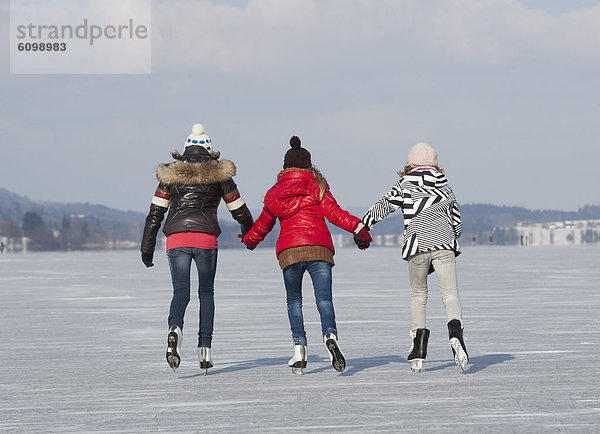 Österreich  Teenager Mädchen beim Eislaufen