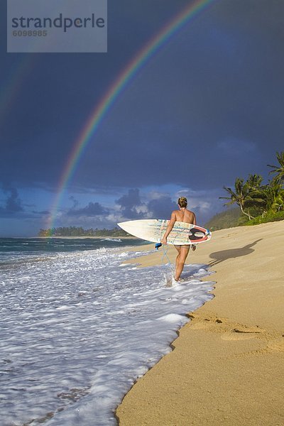 Felsen  gehen  Strand  über  Überraschung  vorwärts  zeigen  Mädchen  Hawaii  North Shore  Oahu  Regenbogen