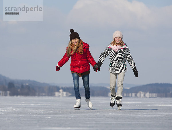 Österreich  Teenager Mädchen beim Eislaufen